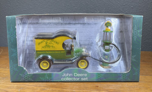 JOHN DEERE COLLECTORS 1912 FORD MODEL T DELIVERY TRUCK & 1920'S WAYNE GAS PUMP - Afbeelding 1 van 4