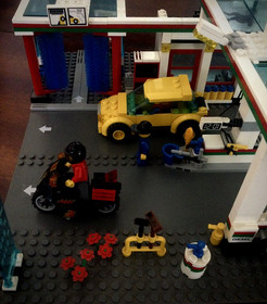 LEGO CITY: Service Station (7993) W/INSTRUCTIONAL MANUAL 100% COMPLETE