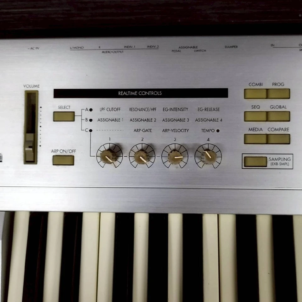 KORG TRITON Le 61 key Synthesizer - Image 2 of 4