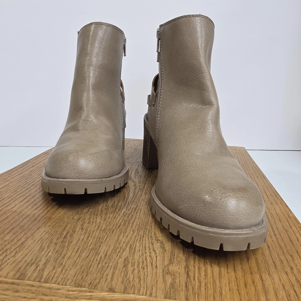 Baretraps Boots Womens Size 8.5 Taupe Hensley Ankle Booties Lug Sole Zip Strappy - Image 2 of 4