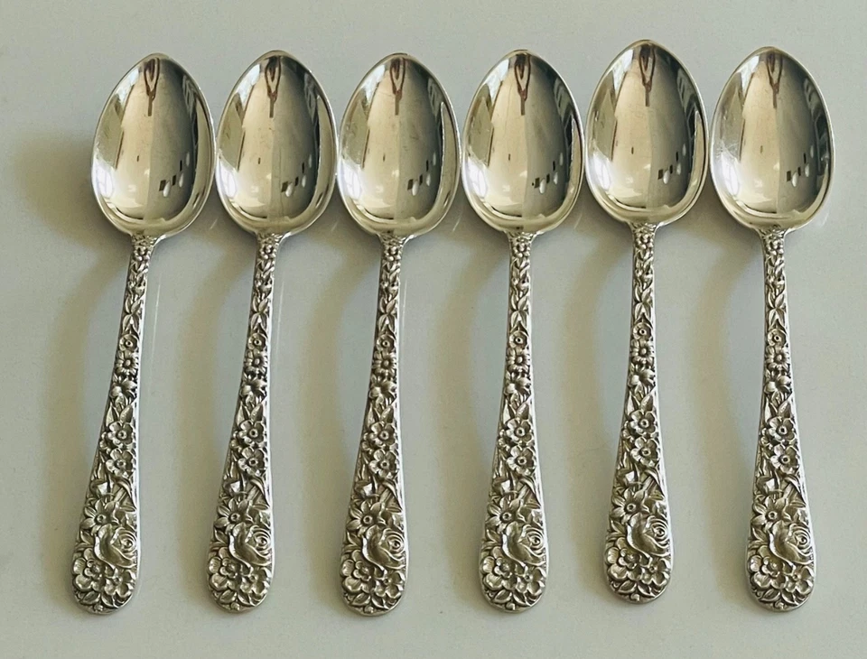 JUEGO DE 6 CUCHARAS DEMITASSE DE PLATA ESTERLINA KIRK & SON REPOUSSE 4 3/8" CON MONOGRAMA Foto 2 de 4