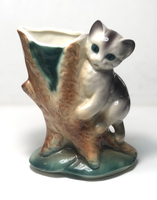 Vintage Royal Copley Cat Planter W Tree Stump 6 1/2“ X 4 1/2”  Perfect Condition