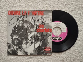 AUTOGRAPHE ORIGINAL LES CHARLOTS SUR POCHETTE DE DISQUE VINYLE VOGUE