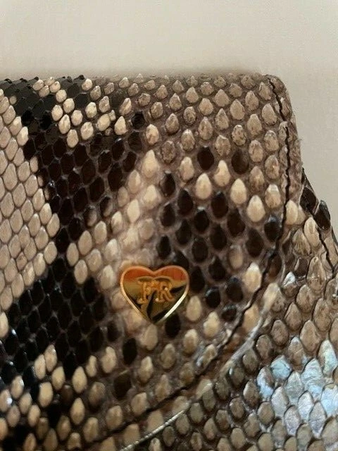 *NUEVO CON ETIQUETAS* Bolso sin asas de cuero de serpiente pitón Felix Rey $395 Foto 3 de 4