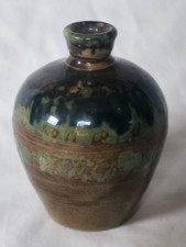 Wunderschöne Studiokeramik kleine Vase, Herstellermarke am Sockel, um 1976