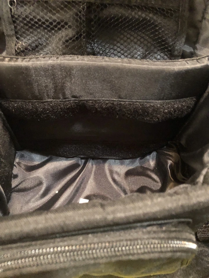 Bolsa acolchada para cámara/videocámara Targus negra con bolsillos y correa para el hombro Foto 3 de 4