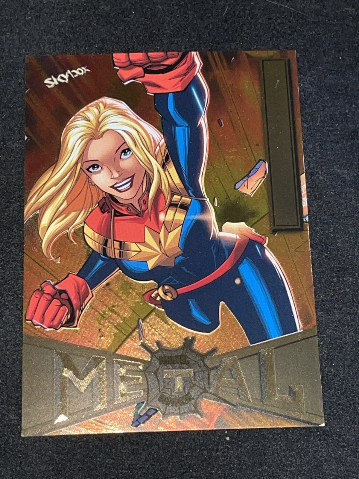 2021 Marvel Metal Universe Spider-Man Light FX Gold #17 Captain Marvel