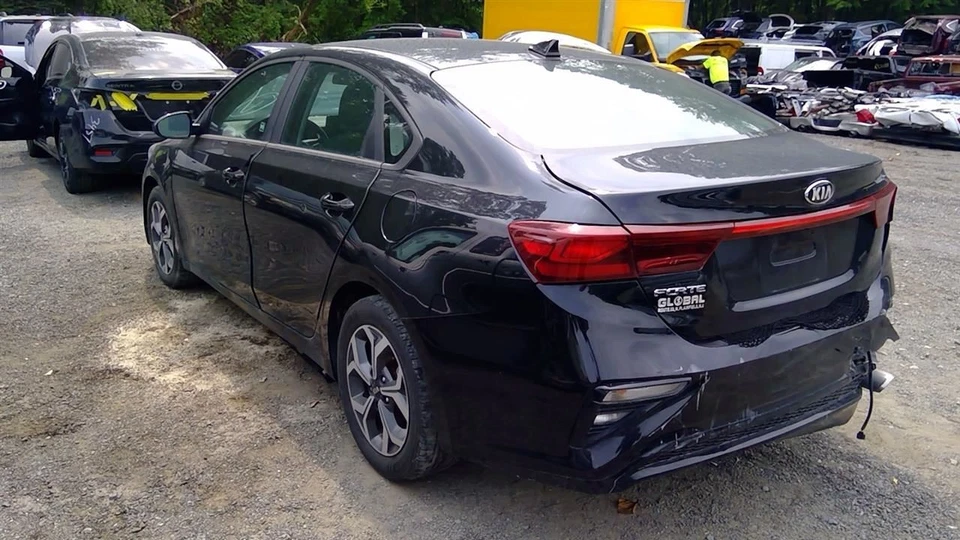 Brazo limpiaparabrisas derecho lado pasajero Kia Forte 2019 Foto 3 de 4