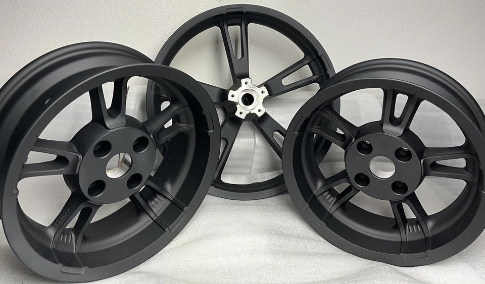 Harley Tri Glide FREEWHEELER FLRT Custom negro mate 2014-23 ruedas EXTRACTAS Foto 3 de 4