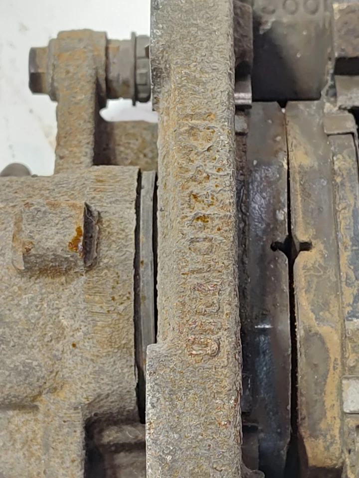 ЗАДНИЙ ЛЕВЫЙ СУППОРТ БОКОВОГО ТОРМОЗА ВОДИТЕЛЯ FORD EXPLORER 2011–2019 ОТ ОРИГИНАЛЬНОГО ПРОИЗВОДИТЕЛЯ - Изображение 4 из 4