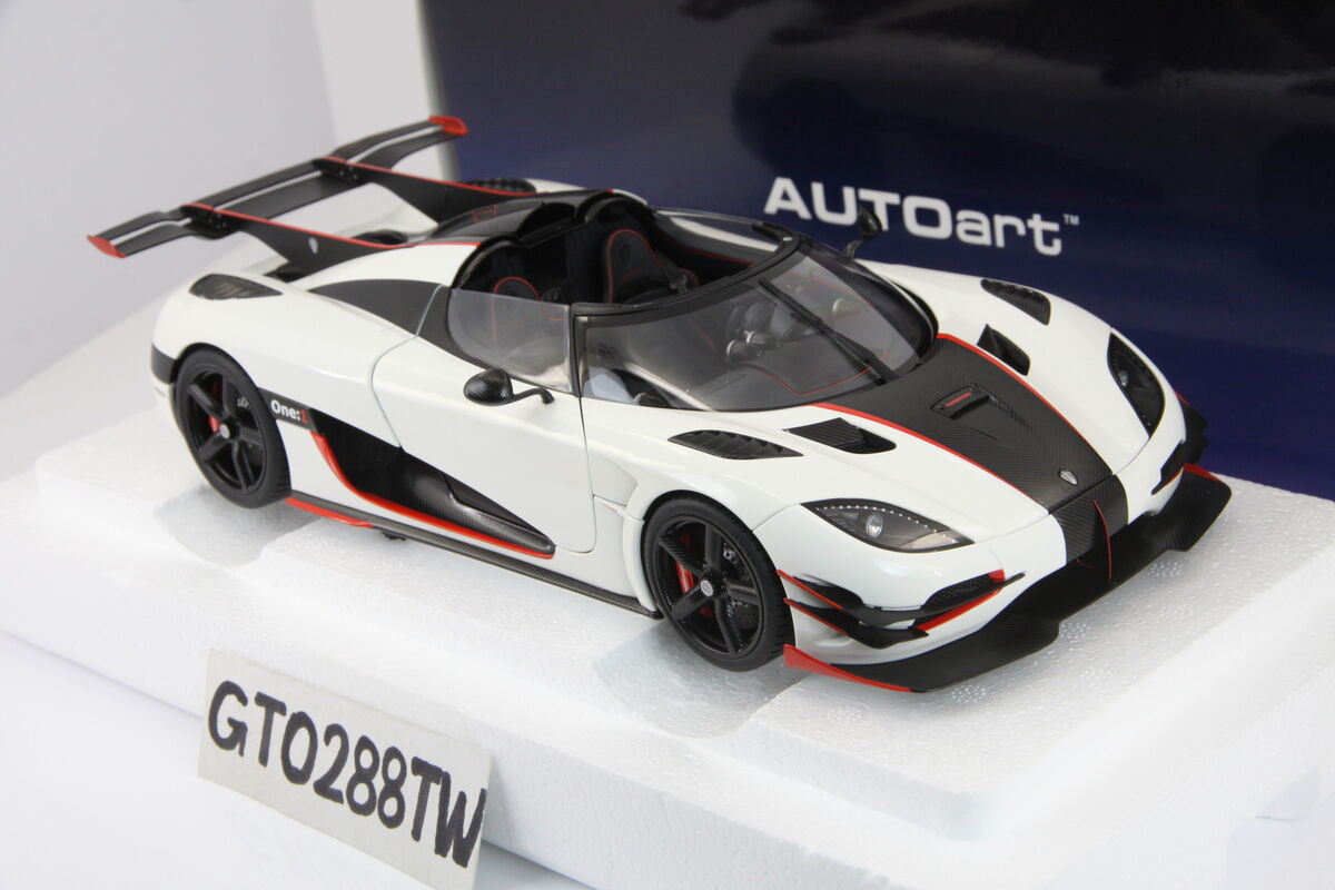 AUTOart 1:18 scale Koenigsegg One:1 (White/Carbon Black AUTOart 1:18 scale Koenigsegg One:1 (White/Carbon Black