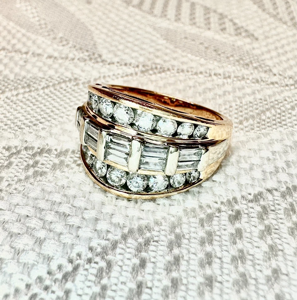 Banda ancha de aniversario de diamantes talla 6 baguette y diamantes redondos usados Foto 4 de 4