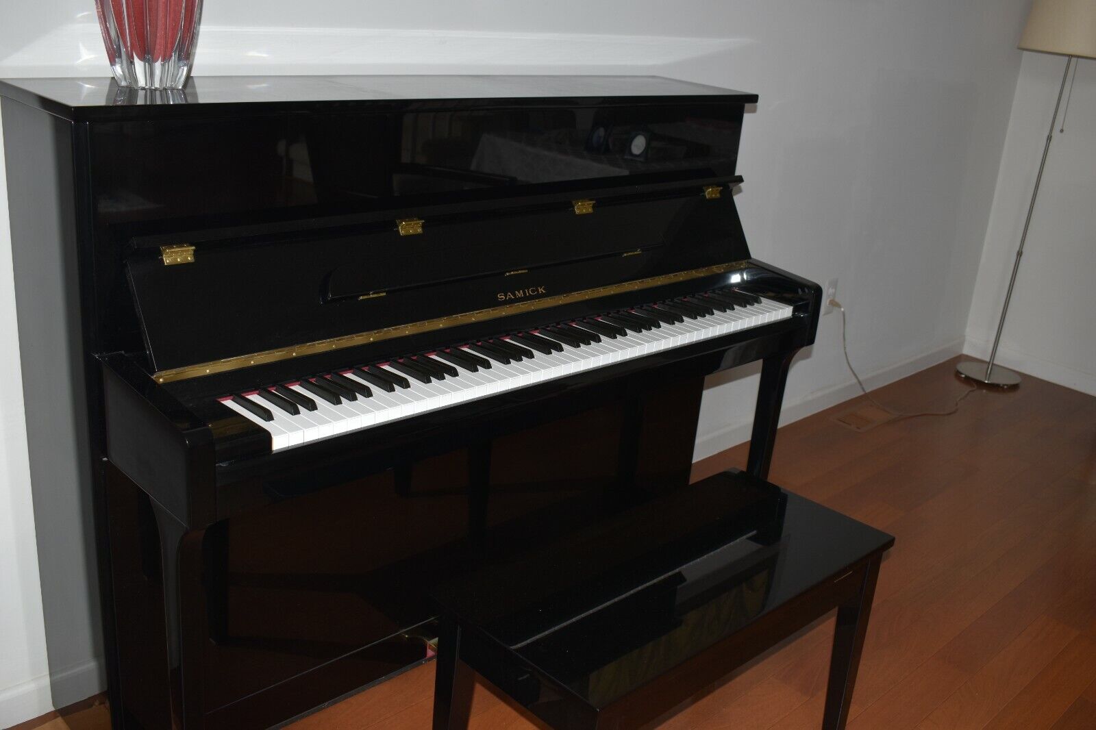 Usado Vertical Samick Piano JS115D com Sistema Silencioso Loja Nancy Cor  Branco Brilhante Acessórios Latão de Ouro Sistema silencioso GENIO Alpha  Óptica