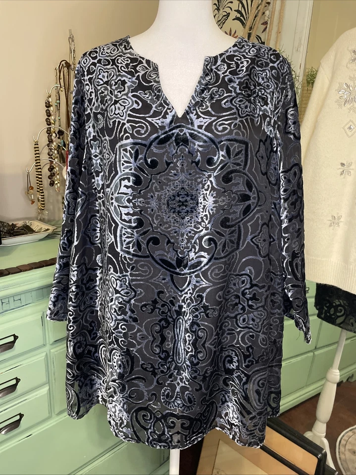 Blusa Top Violeta & Claire Azul y Negro Terciopelo Burnout Manga 3/4 Talla 1X Foto 2 de 4
