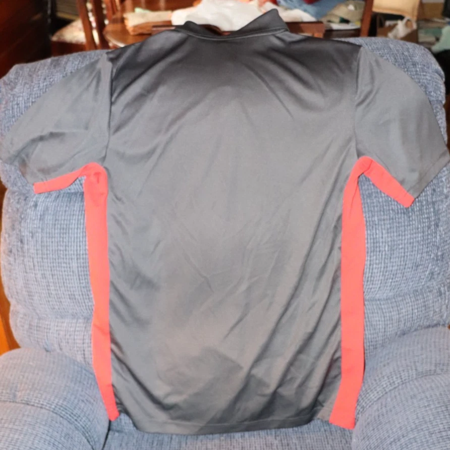 Camisa polo/golfe Open Trails. Manga curta preta e vermelha tamanho G, 100% poliéster. - Imagem 3 de 3