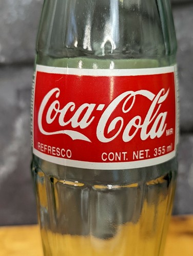 Botella de vidrio tinte verde Coca Cola 2002 hecha en México - Imagen 2 de 7