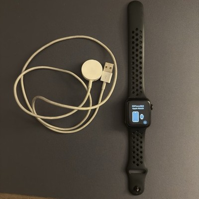 Nike Apple Watch SE 40MM Space Gray Anthracite/Black Nike MYYF2LL/A Aluminum