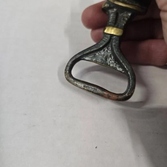 Abridor de botellas vintage de latón para gatos de mediados de siglo acabado Verdigris MCM barware Foto 4 de 4