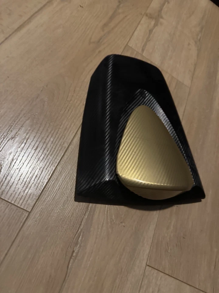 Capuz de assento traseiro Honda CBR600RR 2007–2012 – Envoltório de vinil aparência de carbono (centro dourado) - Imagem 3 de 4