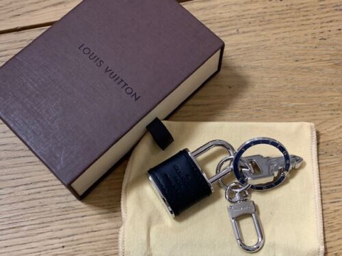 LOUIS VUITTON BAG CHARM key ring. 100% genuine. - Picture 1 of 4