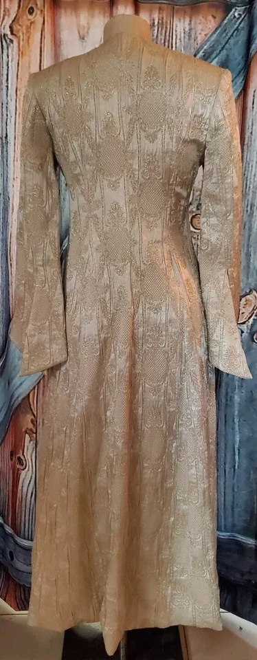 Abrigo de seda vintage Peggy Jennings crema y dorado  Foto 3 de 4