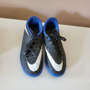 size 9 indoor soccer shoes