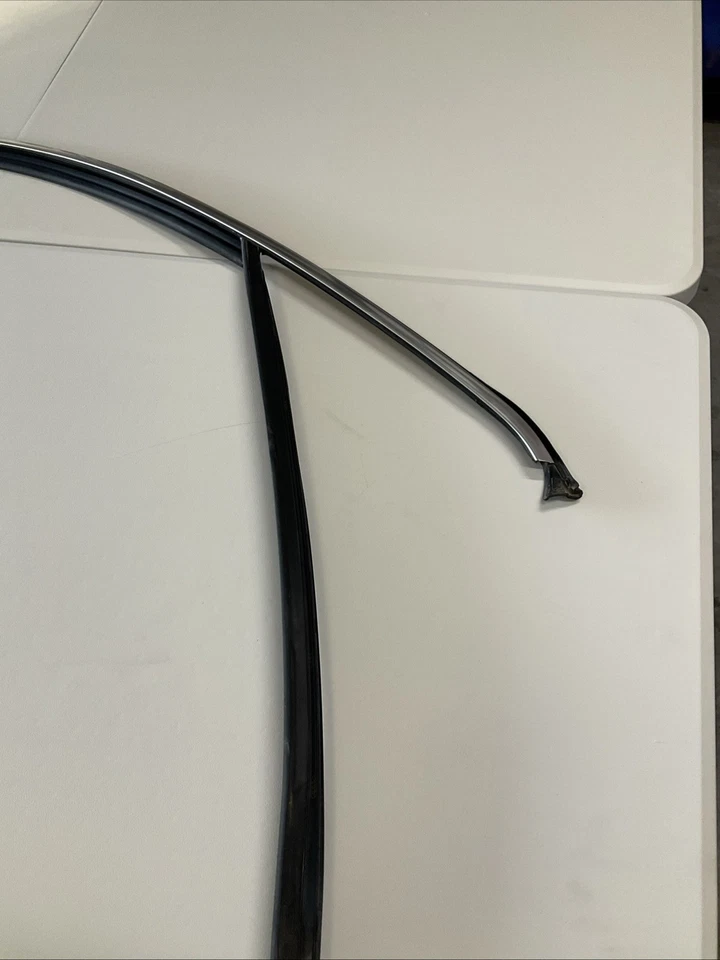 2017-2023 Audi Q7 Front Right Door Window Glass Channel / Seal OEM (4M0837432) - Image 2 of 4