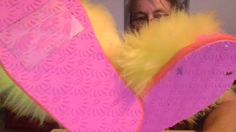 NEW! Ugg Lil Girl 8 Sesame Street Pink/Yellow Fluff Yeah Big Bird Sandals *SPOT* - Image 4 of 4