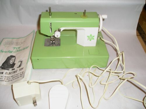 Vintage Crystal Toy Sewing Machine - Japan - Runs - 110V or 2 "D" Batteries - Picture 3 of 10