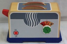 RARE VINTAGE MELISSA  DOUG 2 SLICE WOODEN TOASTER WITH 2 SLICES OF BREAD EUC