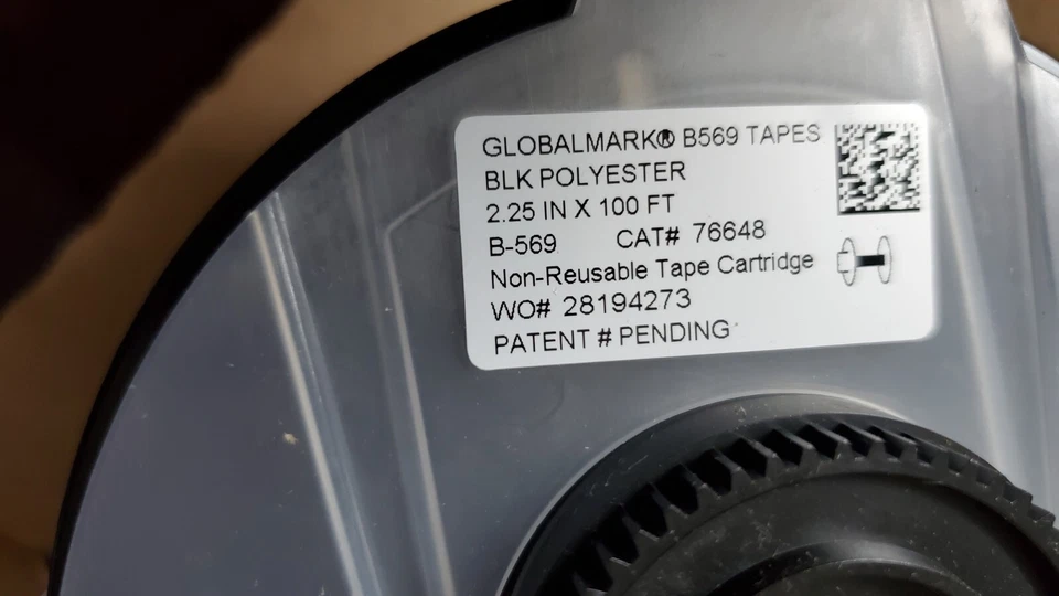 Cinta de poliéster de alto rendimiento Brady 74648 B-569 2,25 pulgadas de ancho x 100 pies de largo, negra Foto 2 de 4