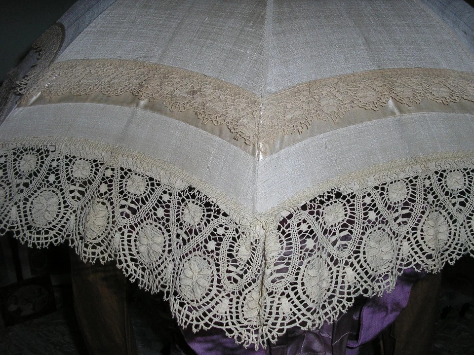 Изысканный викторианский зонтик бежевый шелк и кружево с деревянной ручкой работает отлично - Изображение 4 из 4