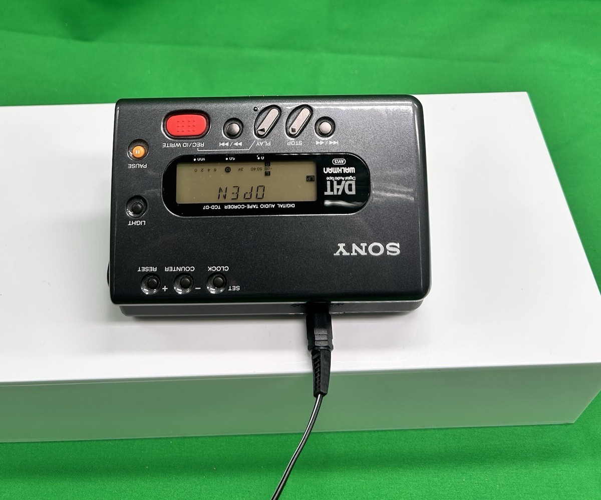 Sony TCD D7 Dat Walkman Excellent Cosmetic Condition Tested /Works