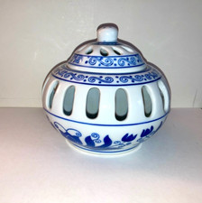 Candelabro popurrí azul y blanco porcelana de unos 5,5" de ancho y 5" de alto
