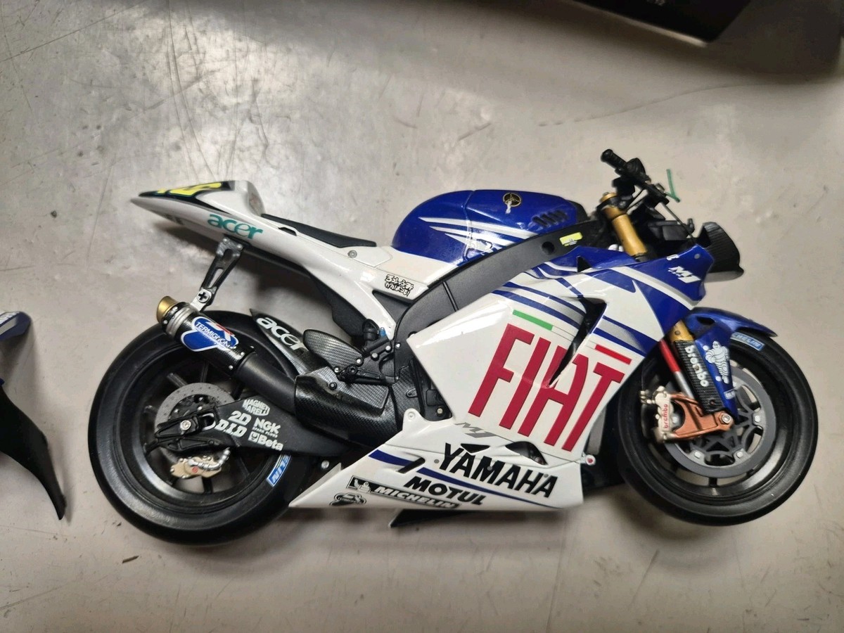 MINICHAMPS 1/12 FIAT YAMAHA YZR-M1 VALENTINO ROSSI 2007