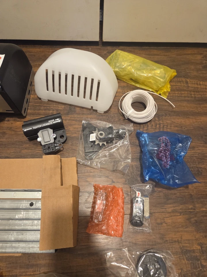 Genie 1/2 HP Durable Chain Drive Garage Door Opener w/ Remote & Button No. 1035 - Image 4 of 4