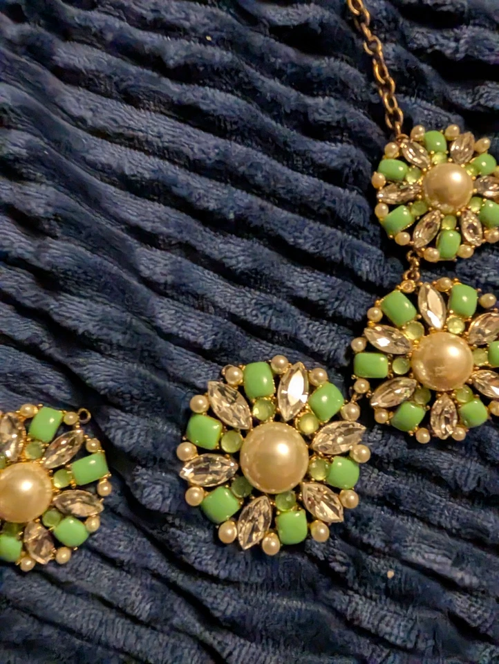 KATE SPADE NY BELLE GARDEN PEARL NECKLACE  GREEN ENAMEL Read - Image 3 of 4