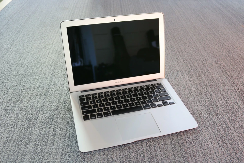 Apple MacBook Air A1466 2015 13.3", i5 1.6GHz, 128GB SSD, 4GB DDR3 Laptop - Image 2 of 4