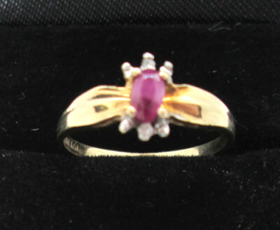 Schöner ovaler Ring Gelbgold 10 Karat Rubin 2,82 mm x 4,67 mm & Diamant 1,2 g