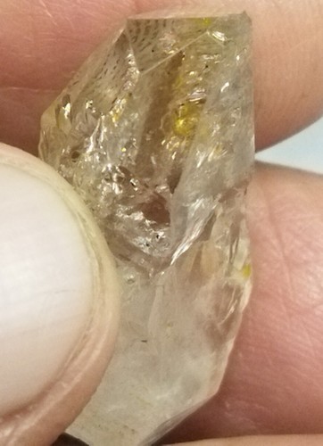 34 Cts Fluoresence Petroleum Quartz Crystal With Moving Bubble and Methane - Picture 2 of 7