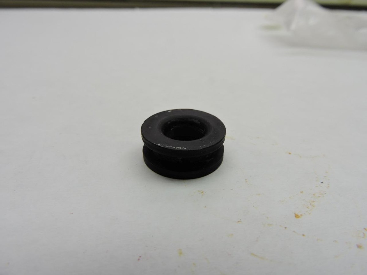 専用ページ❸ 92075-1134 NOS Kawasaki Rubber Seat Damper Kz1000E1 Kz1000E2 S257q
