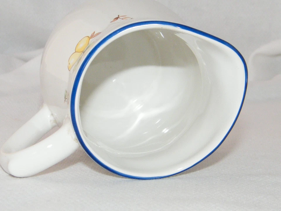 Taza crema de porcelana Gibson Designs Picadelly con diseños florales y frutales Foto 4 de 4