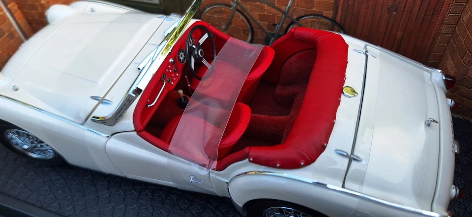 KYOSHO - TRIUMPH TR3A - WHITE - 1/18 SCALE MODEL CAR - 07025W - Image 3 of 4