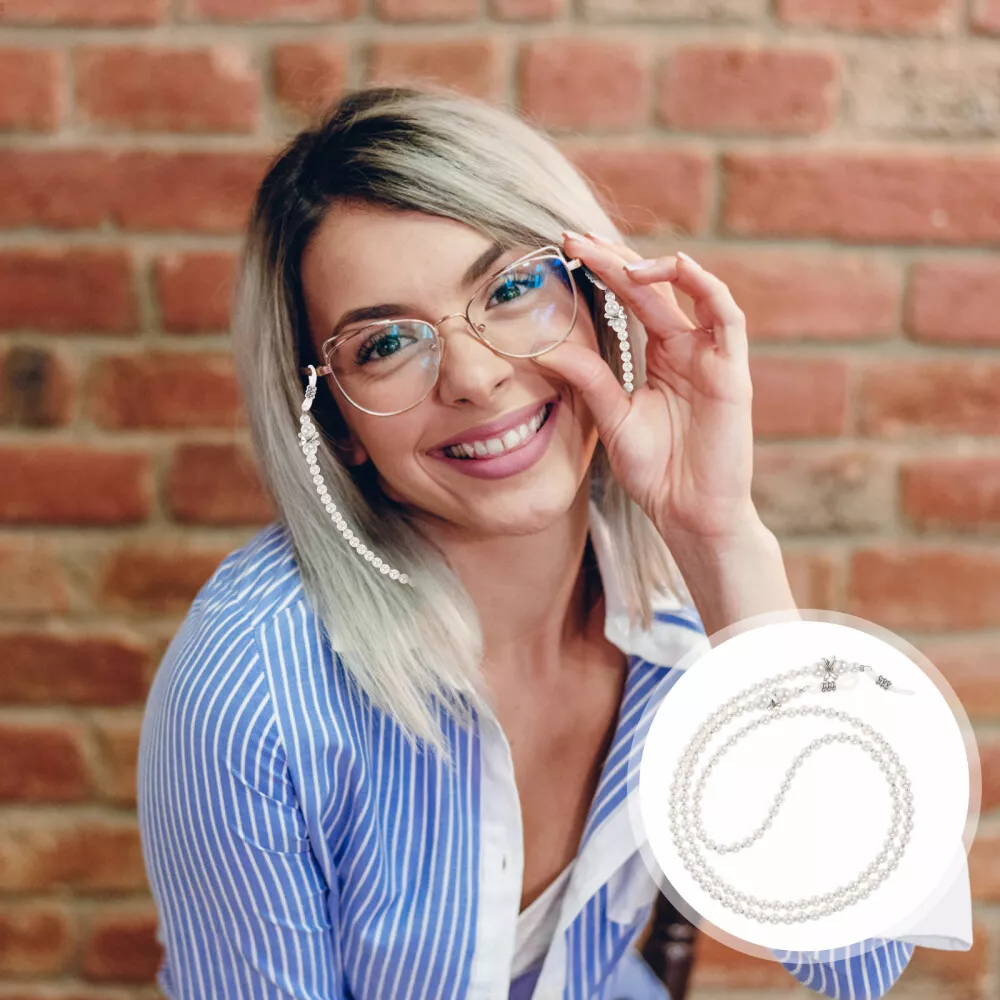 Eyeglass outlet holder necklace