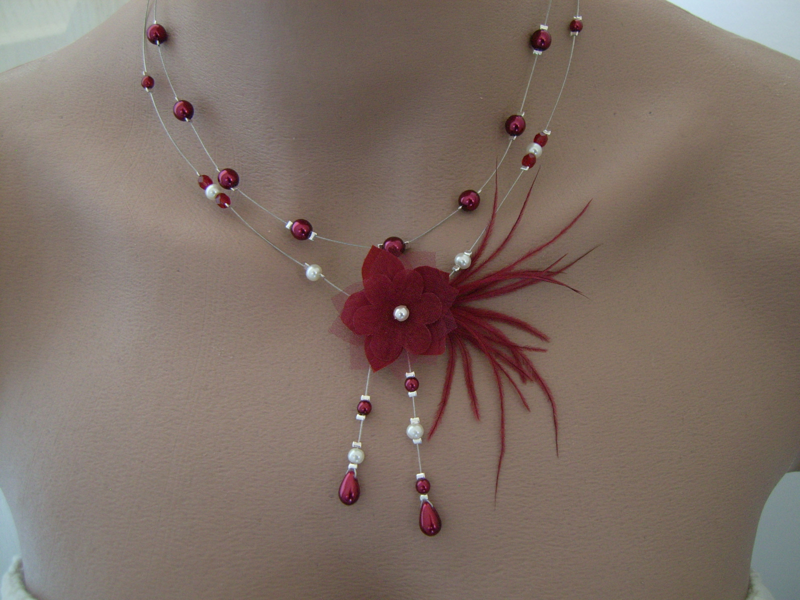 Collier femme mariage aux nuances crème écru et fleurs bordeaux