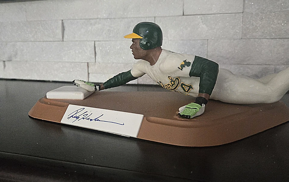 Figura Autografiada Salvino Firmada por Rickey Henderson 499/1200 Versión Home Auto Foto 2 de 4