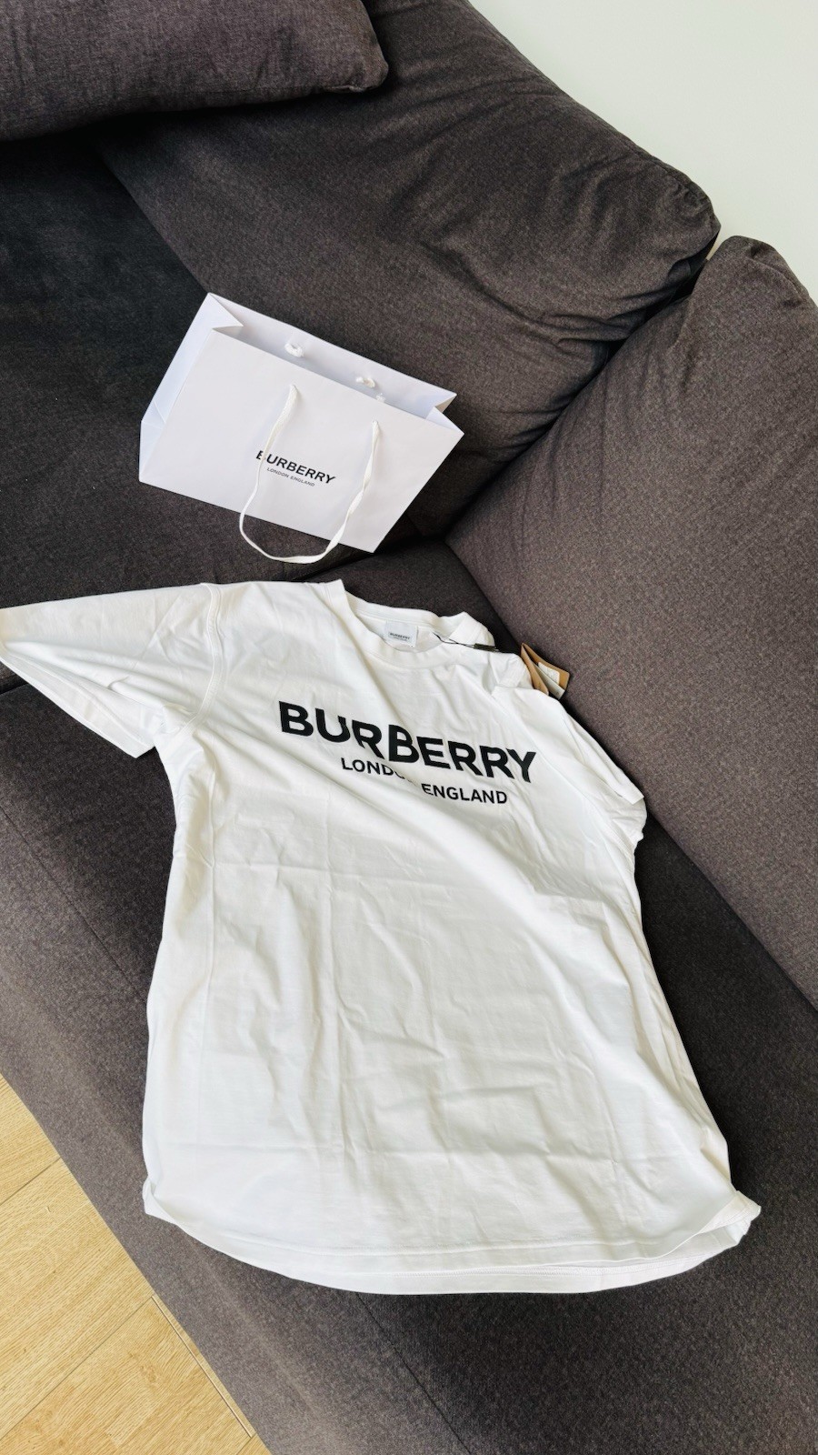Burberry White Logo Tshirt L-XL Clean With Bag And Tags