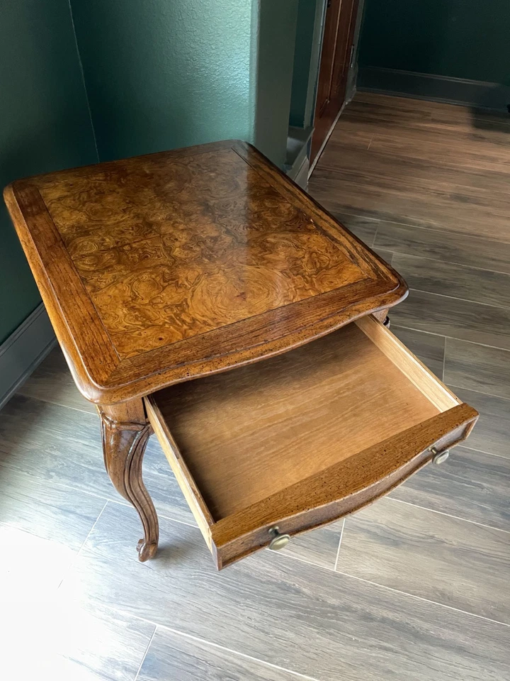 Mesa auxiliar Century Furniture Burlwood | Cajón de cola de milano de madera maciza vintage Foto 2 de 4