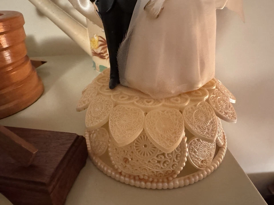 Decoración de pastel de boda vintage años 60 morena novia y novio Foto 4 de 4