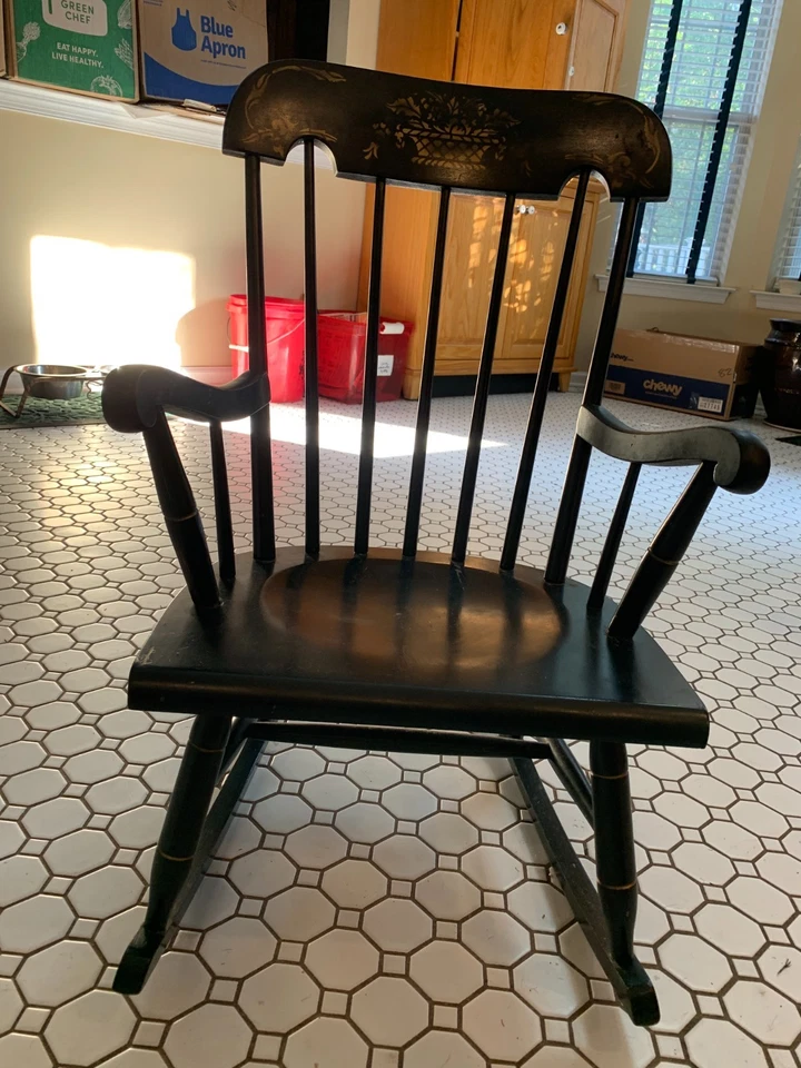 Mecedora vintage de laca negra con detalles dorados marca Tell City talla infantil Foto 4 de 4